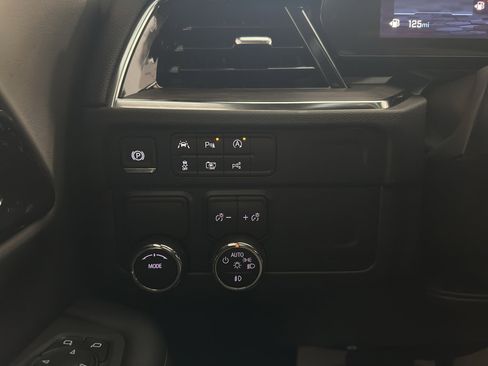 New 2025 Chevrolet Suburban Premier image 26