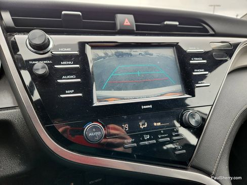 Used 2020 Toyota Camry SE image 3