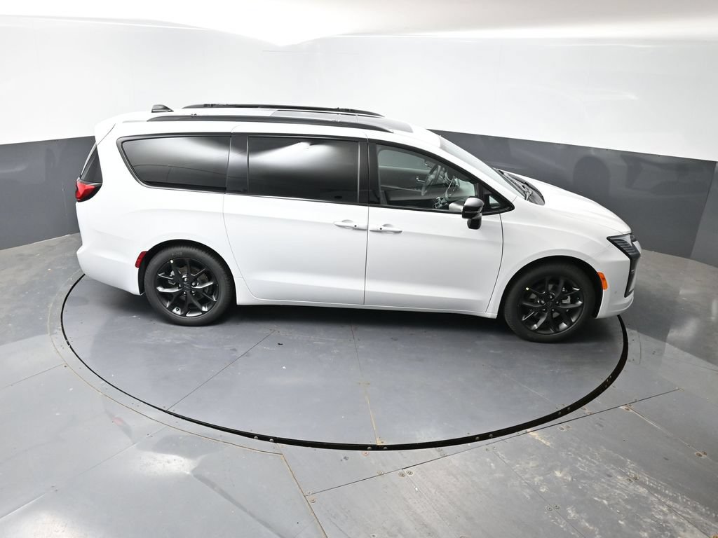 New 2027 Chrysler Pacifica Limited w/ Family Tech Group FWD image 34
