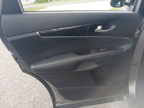 Used 2017 Kia Sorento FWD image 14