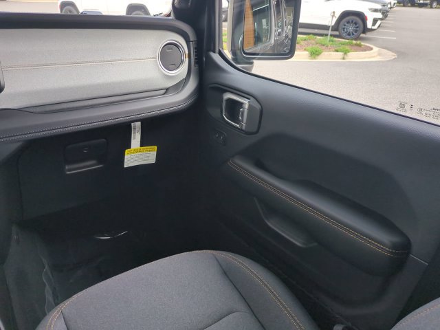 New 2026 Jeep Wrangler Unlimited Sahara w/ Technology Group AWD/4WD image 17
