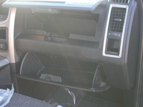 Used 2018 RAM 1500 Classic SLT image 38