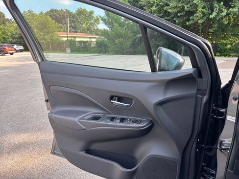 Used 2025 Nissan Versa SV FWD image 18