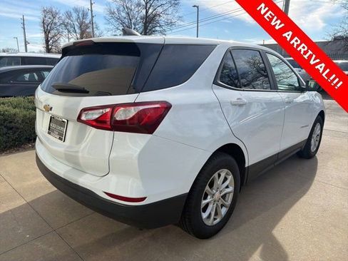 Used 2020 Chevrolet Equinox LS w/ LS Convenience Package image 2