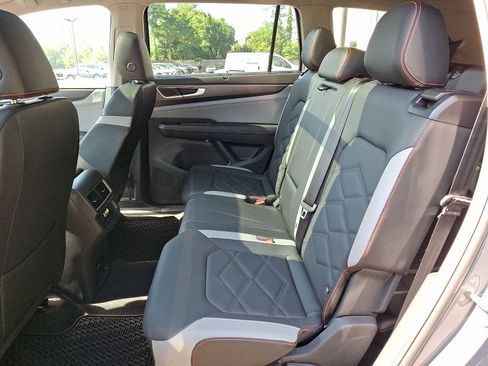 Used 2025 Volkswagen Atlas Peak Edition SE AWD/4WD image 8