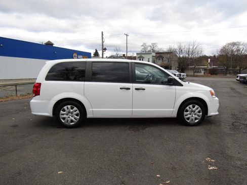 Used 2019 Dodge Grand Caravan SE w/ UConnect Hands-Free Group image 9