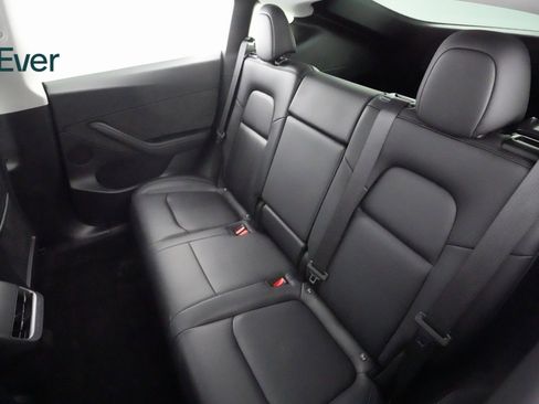 Used 2022 Tesla Model Y Long Range image 10