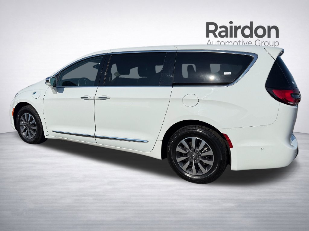 Used 2022 Chrysler Pacifica Limited w/ Uconnect Theater Family Group FWD image 5