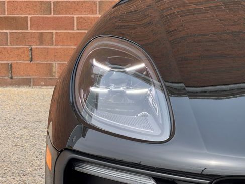 Certified 2025 Porsche Macan image 12