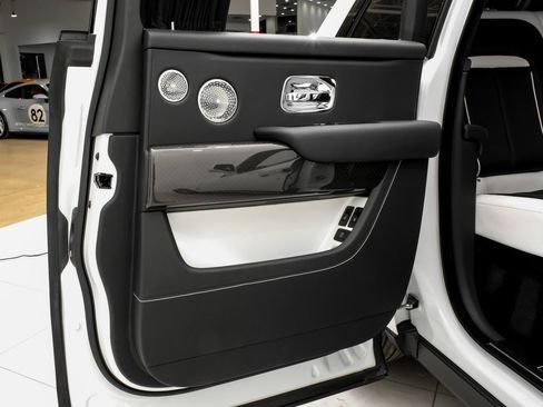 Used 2022 Rolls-Royce Cullinan Black Badge image 38