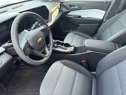 Used 2025 Chevrolet Trax LT FWD image 12