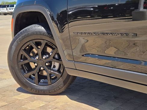 Used 2025 Jeep Grand Cherokee Altitude image 30