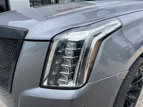 Used 2018 Cadillac Escalade Luxury AWD/4WD image 11