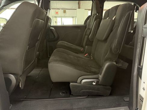 Used 2019 Dodge Grand Caravan SE FWD image 12