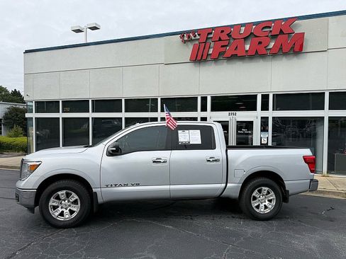 Used 2018 Nissan Titan SV RWD image 2