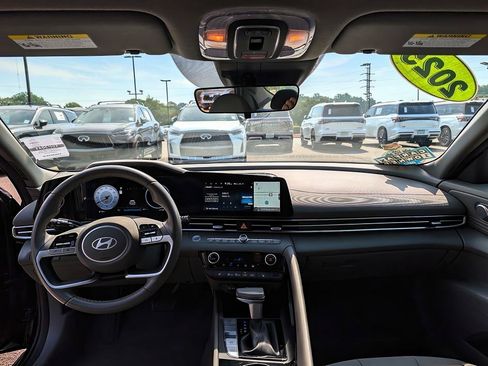 Used 2025 Hyundai Elantra SEL FWD image 11