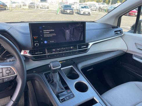 Used 2025 Toyota Sienna XLE image 18