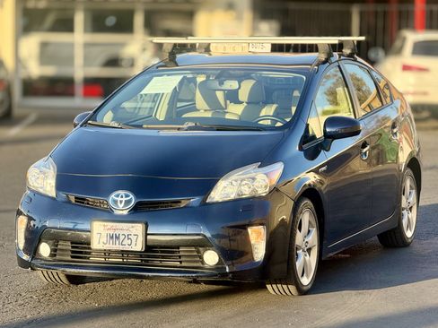 Used 2015 Toyota Prius Five FWD image 3