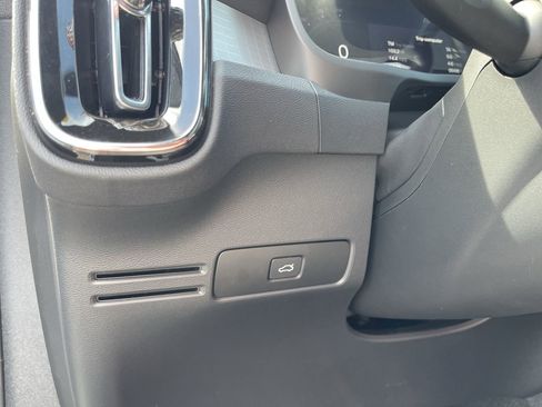 Used 2024 Volvo XC40 B5 Core image 18