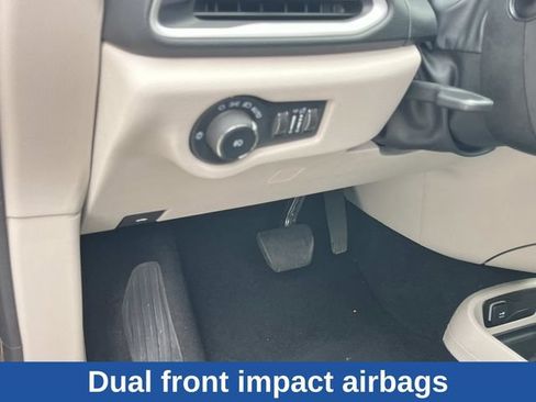 Used 2023 Chrysler Pacifica Touring-L FWD image 35