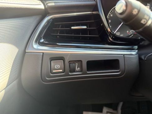 Used 2025 Cadillac XT6 Premium Luxury image 22