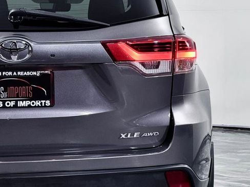Used 2019 Toyota Highlander XLE AWD/4WD image 14