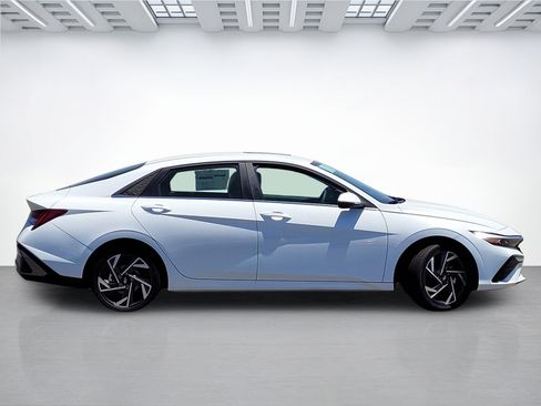 New 2025 Hyundai Elantra Limited image 4