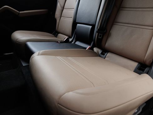 Certified 2025 Porsche Cayenne E-Hybrid Coupe AWD/4WD image 26