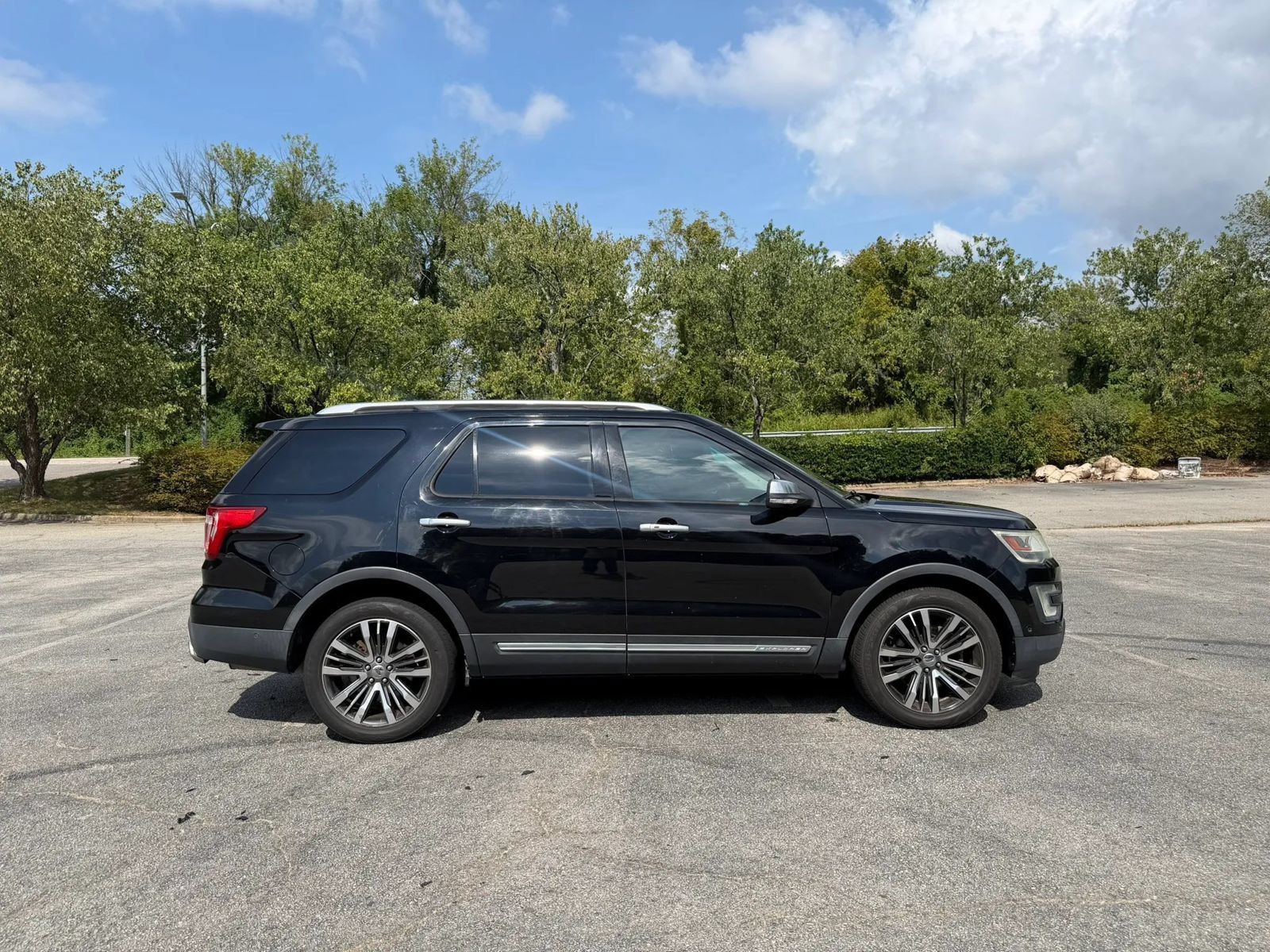 Used 2016 Ford Explorer Platinum AWD/4WD image 3