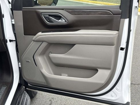 Used 2022 Chevrolet Suburban LT w/ LT Signature Package image 10