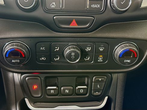 Used 2021 GMC Terrain SLT w/ Elevation Edition image 17