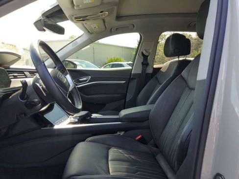 Used 2021 Audi e-tron Prestige image 21