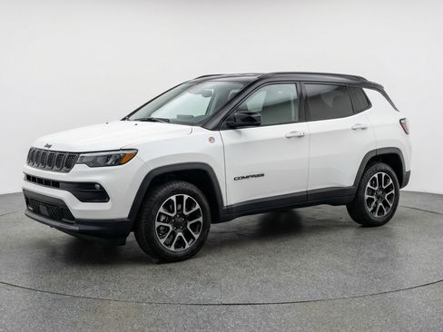 Used 2025 Jeep Compass Trailhawk w/ Trailer Tow Group AWD/4WD image 3