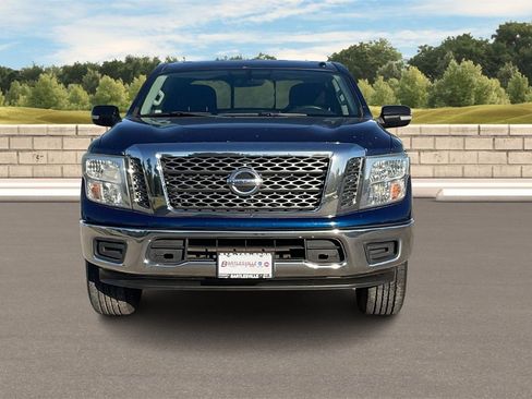Used 2018 Nissan Titan SV image 3
