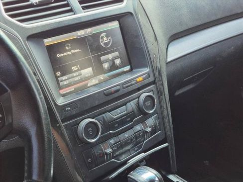 Used 2016 Ford Explorer XLT w/ Equipment Group 202A AWD/4WD image 11