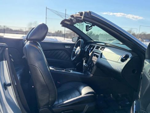 Used 2010 Ford Mustang Convertible image 5