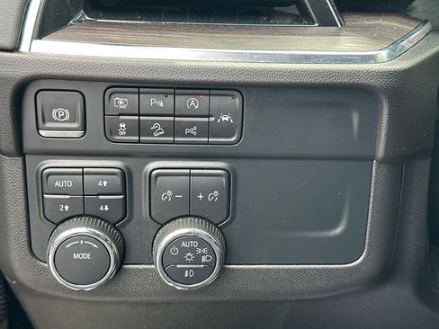 Used 2025 Chevrolet Tahoe Z71 AWD/4WD image 32
