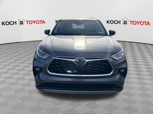 Used 2024 Toyota Highlander Platinum image 2