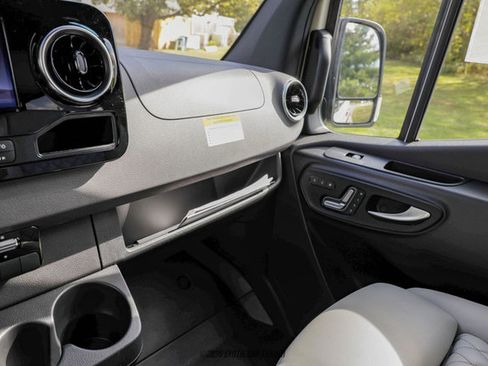 Used 2025 Mercedes-Benz Sprinter 2500 image 36