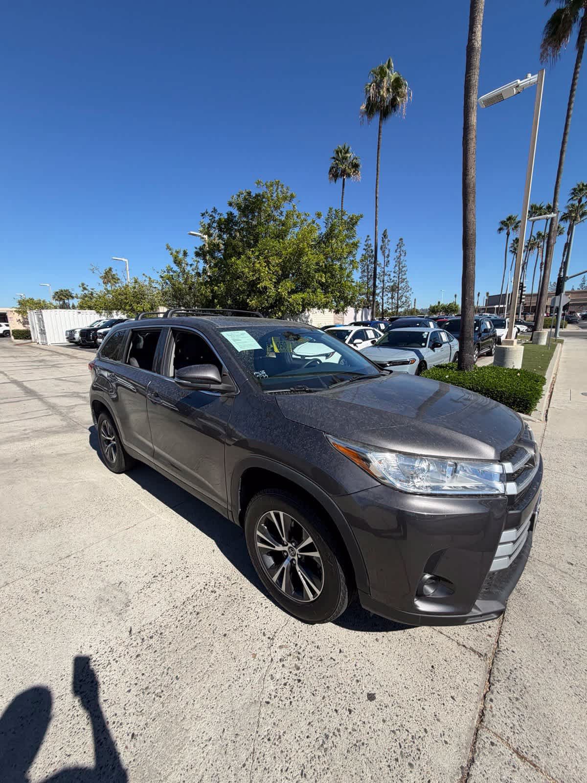 Used 2019 Toyota Highlander LE FWD image 3