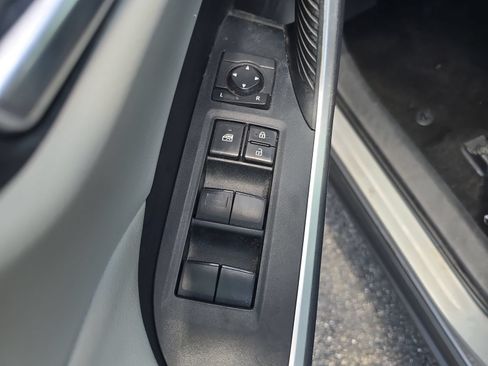 Used 2021 Toyota RAV4 XLE w/ Convenience Package FWD image 14