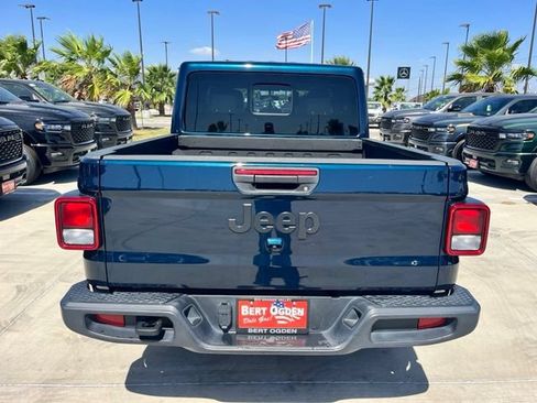 Used 2025 Jeep Gladiator Sport AWD/4WD image 3
