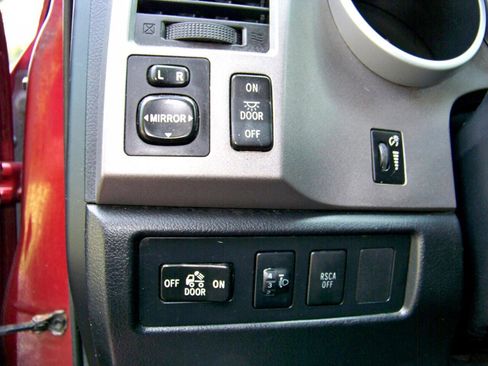 Used 2010 Toyota Tundra 4x4 Double Cab image 21