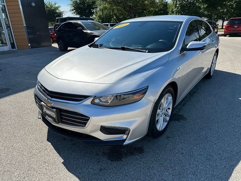 Used 2017 Chevrolet Malibu LT FWD image 2