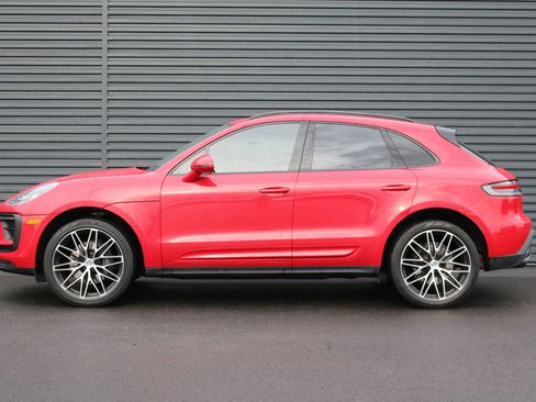 Certified 2022 Porsche Macan image 2