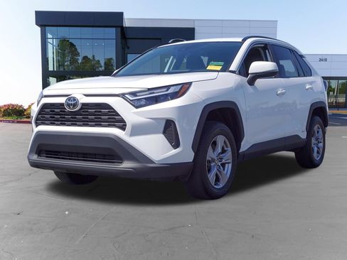 Used 2025 Toyota RAV4 LE AWD/4WD image 8
