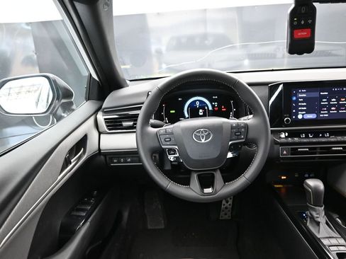 Used 2025 Toyota Camry SE w/ Convenience Package image 30