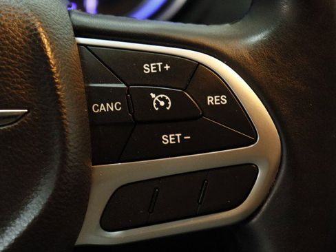 Used 2017 Chrysler 300 Limited RWD image 12
