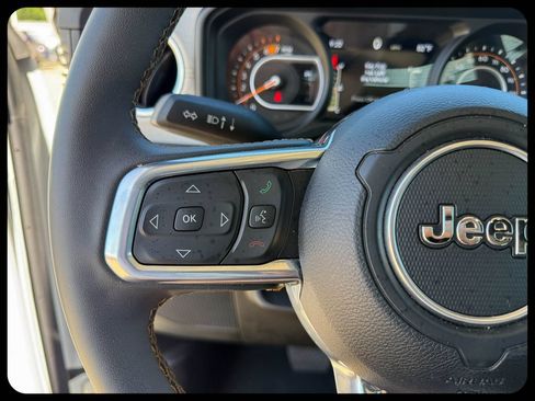 Used 2025 Jeep Wrangler Unlimited Sahara AWD/4WD image 22
