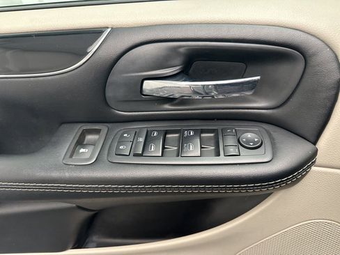 Used 2019 Dodge Grand Caravan SXT FWD image 24